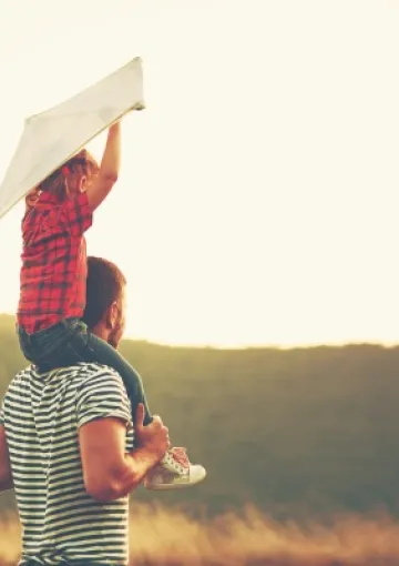 immagine di padre e figlia per evocare il tema dell'affidamento familiare