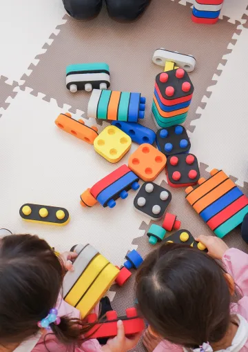 immagine di bambini che giocano per evocare il tema dei Poli ZeroSei