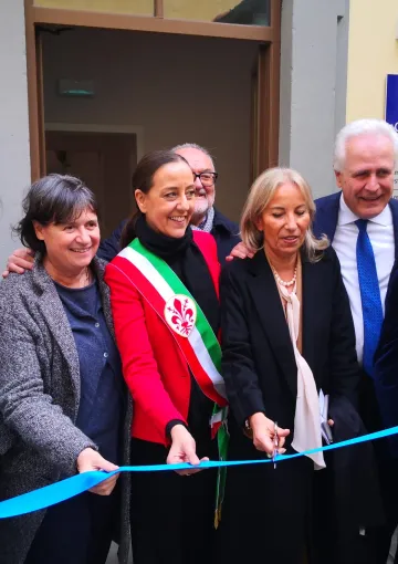 il taglio del nastro per l'inaugurazione del Consultorio all'Istituto degli Innocenti l'8 marzo 2023
